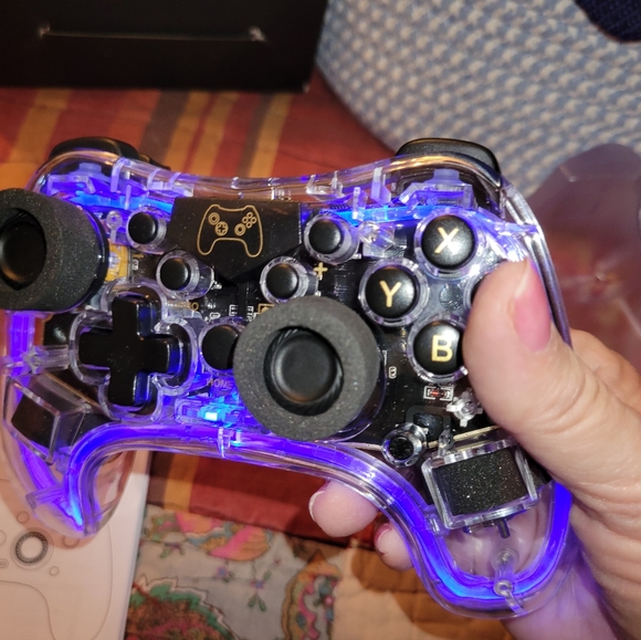 Very cool looking game controller lights up - Picture 11 of 14